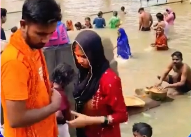 गंगा घाट पर छठ पर्व का व्रतियों के साथ छोटे बच्चे और युवा गंगा घाट पर छठ पर्व का व्रतियों के साथ छोटे बच्चे और युवा