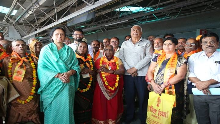 तीर्थ यात्रा के लिए रवाना हुए 279 बुजुर्ग तीर्थ यात्रा के लिए रवाना हुए 279 बुजुर्ग