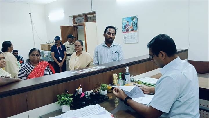 कलेक्टर ने सुनी आमजन की समस्याएं कलेक्टर ने सुनी आमजन की समस्याएं
