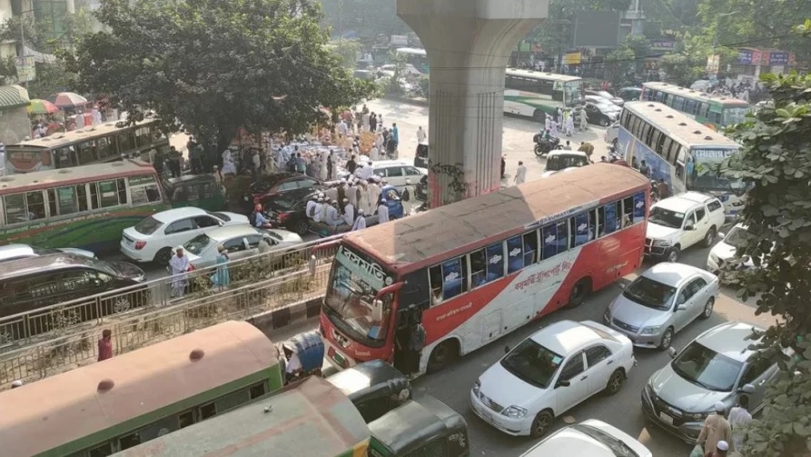 यह दृश्य ढाका विश्वविद्यालय के पास का है।