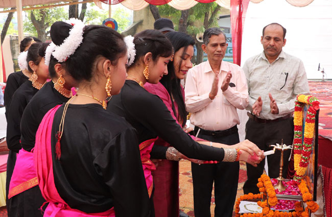 दीप प्रज्वलित कर प्रतियोगिता का शुभारंभ कार्तिक उपायुक्त मोनिका गुप्ता। दीप प्रज्वलित कर प्रतियोगिता का शुभारंभ कार्तिक उपायुक्त मोनिका गुप्ता।