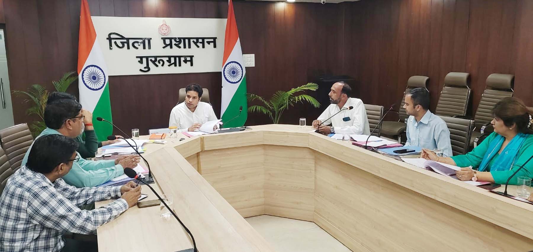 फोटो नंबर-04: गुरुग्राम में युवा महोत्सव की तैयारियों को लेकर बैठक लेते एसडीएम रविंद्र कुमार। फोटो नंबर-04: गुरुग्राम में युवा महोत्सव की तैयारियों को लेकर बैठक लेते एसडीएम रविंद्र कुमार।