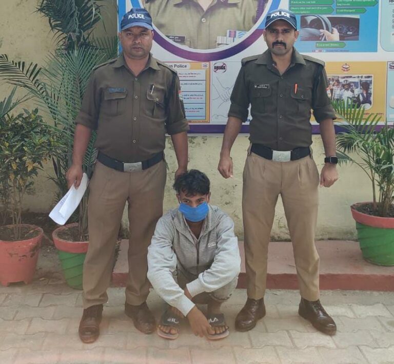 पुलिस हिरासत में आरोपी पुलिस हिरासत में आरोपी