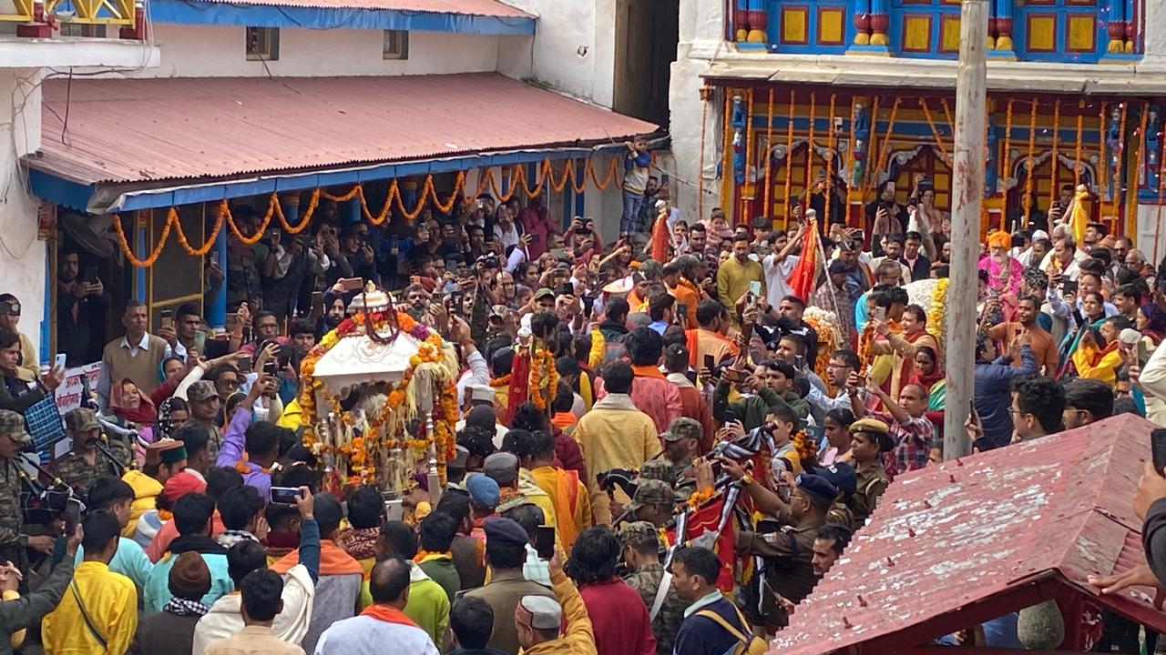 ओंकारेश्वर पहुंची बाबा केदार की उत्सव डोली ओंकारेश्वर पहुंची बाबा केदार की उत्सव डोली
