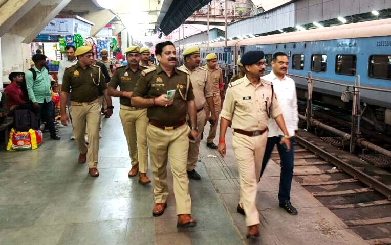 सेंट्रल स्टेशन में चलाए जा रहे चेकिंग अभियान की फोटो सेंट्रल स्टेशन में चलाए जा रहे चेकिंग अभियान की फोटो