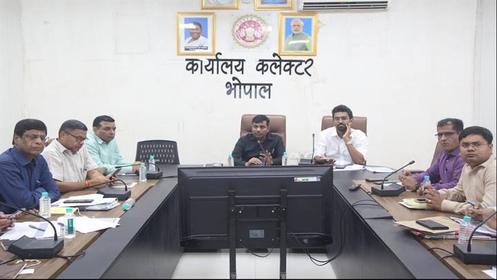 राजस्व प्रकरणों की समीक्षा बैठक राजस्व प्रकरणों की समीक्षा बैठक