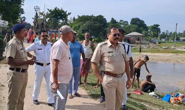 प्रशासन ने छठ घाट का किया निरीक्षण प्रशासन ने छठ घाट का किया निरीक्षण