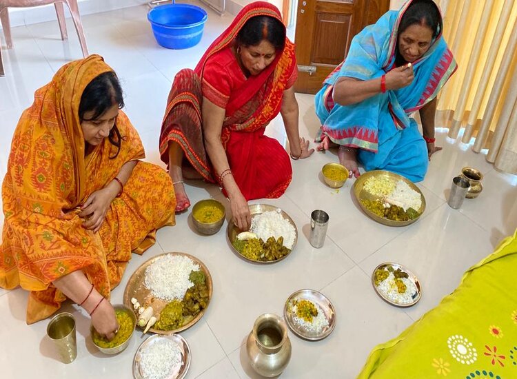 नहाय खाय के दिन प्रसाद ग्रहण करती छठव्रती नहाय खाय के दिन प्रसाद ग्रहण करती छठव्रती