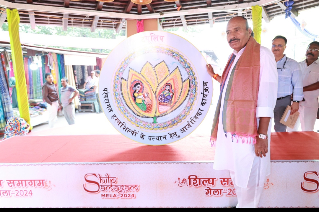शिल्प समागम मेले की शुरुआत करते हुए सामाजिक न्याय एवं अधिकारिता मंत्री वीरेंद्र कुमार शिल्प समागम मेले की शुरुआत करते हुए सामाजिक न्याय एवं अधिकारिता मंत्री वीरेंद्र कुमार
