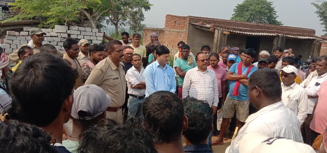 ग्रामीणों से बात करती पुलिस ग्रामीणों से बात करती पुलिस