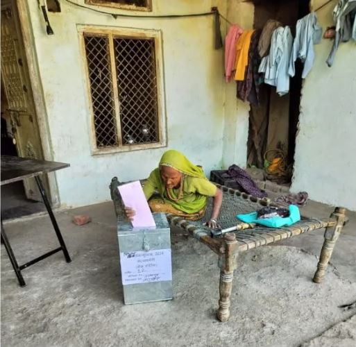 राजस्थान विधानसभा उपचुनाव होम वोटिंग: दूसरे दिन 712 मतदाताओं ने वोट डाले राजस्थान विधानसभा उपचुनाव होम वोटिंग: दूसरे दिन 712 मतदाताओं ने वोट डाले