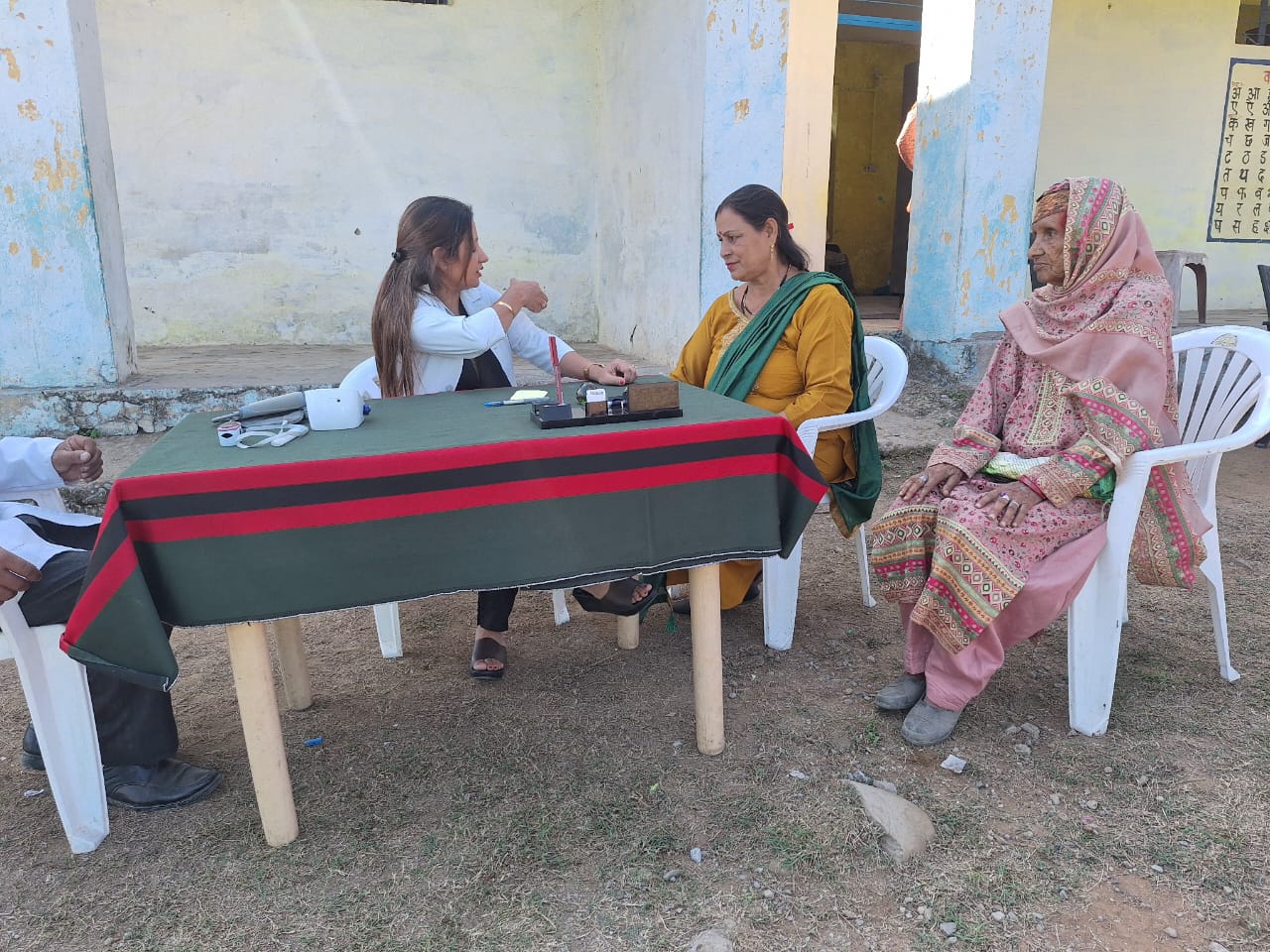 नागरिक प्रशासन ने राजौरी के सुदूर गांवों में स्वास्थ्य सेवाएं पहुंचाईं नागरिक प्रशासन ने राजौरी के सुदूर गांवों में स्वास्थ्य सेवाएं पहुंचाईं