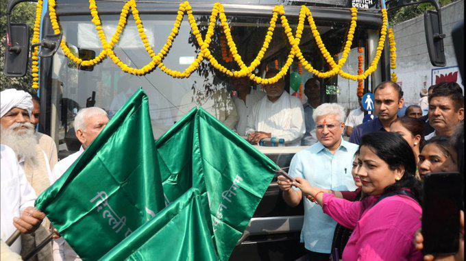 परिवहन मंत्री कैलाश गहलोत ने बस को दिखाई हरि झंडी परिवहन मंत्री कैलाश गहलोत ने बस को दिखाई हरि झंडी