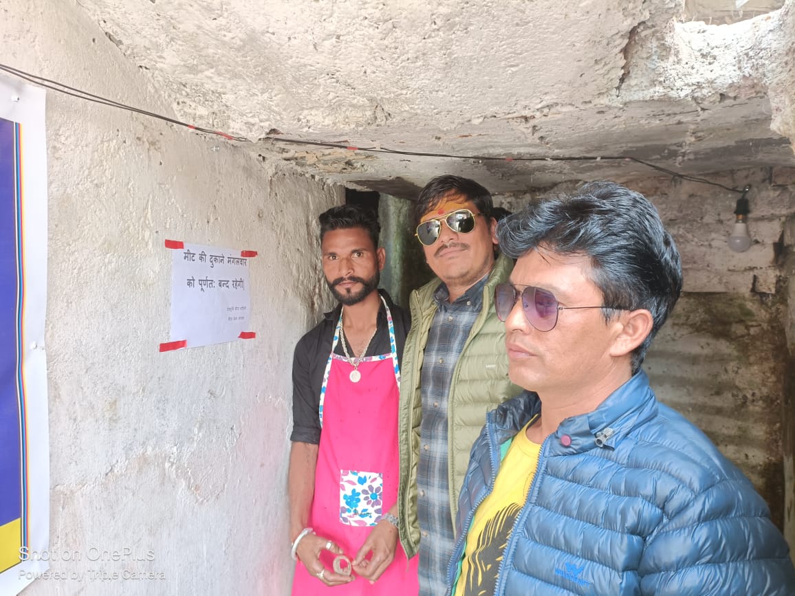 केदार घाटी में अभियान चलाती विश्व अखाड़ा परिषद के धर्म विभाग की टीम। केदार घाटी में अभियान चलाती विश्व अखाड़ा परिषद के धर्म विभाग की टीम।