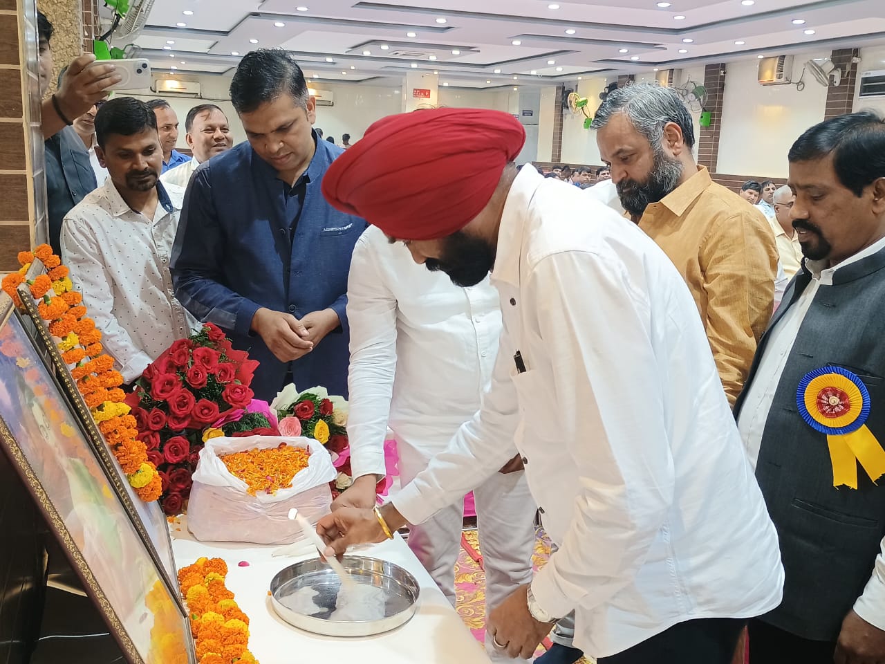 बहादुरगढ़ में आयोजित कार्यक्रम में दीप प्रज्ज्वलित कर कार्यक्रम का शुभारंभ करते चेयरमैन डॉ. रविंद्र बलियाला। बहादुरगढ़ में आयोजित कार्यक्रम में दीप प्रज्ज्वलित कर कार्यक्रम का शुभारंभ करते चेयरमैन डॉ. रविंद्र बलियाला।