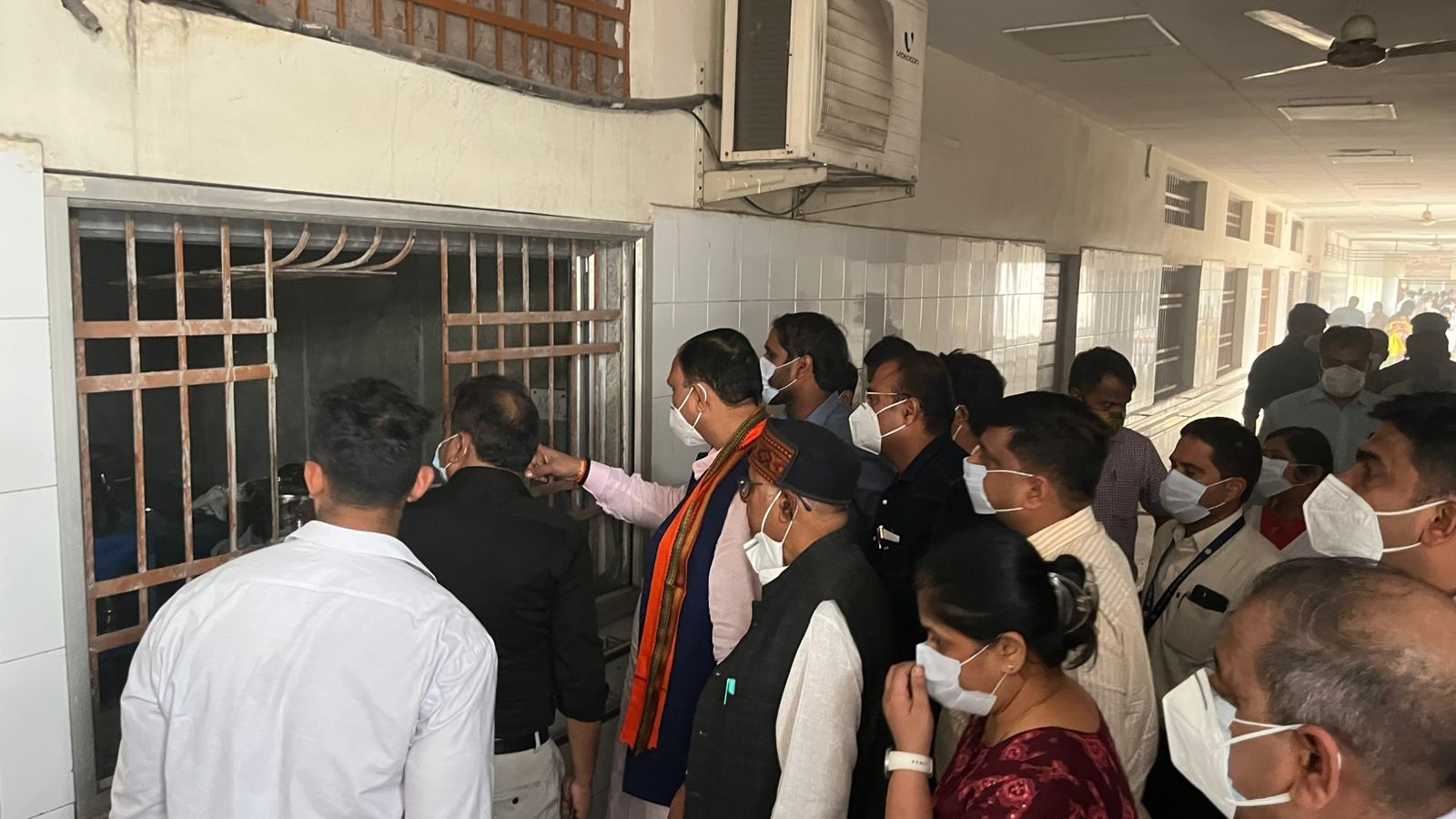 अम्बेडकर अस्पताल में आग लगने की घटना पर स्वास्थ्य मंत्री मौके का निरीक्षण करते हुए अम्बेडकर अस्पताल में आग लगने की घटना पर स्वास्थ्य मंत्री मौके का निरीक्षण करते हुए
