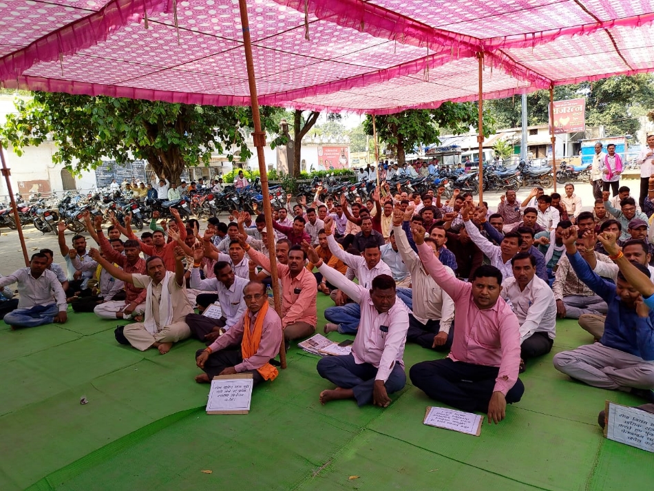 सहकारी कर्मचारी तीन सूत्री मांगों को लेकर प्रदर्शन करते हुए। सहकारी कर्मचारी तीन सूत्री मांगों को लेकर प्रदर्शन करते हुए।