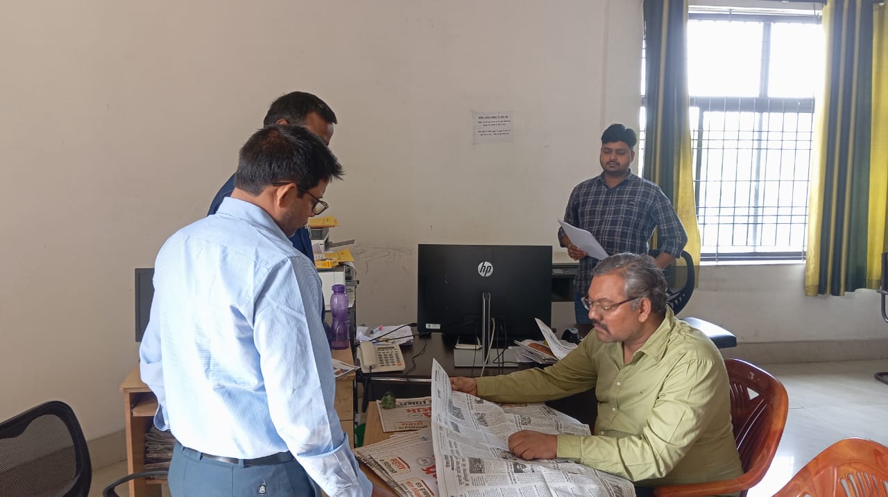 एमसीएमसी कोषांग का निरीक्षण करते प्रेक्षक एमसीएमसी कोषांग का निरीक्षण करते प्रेक्षक