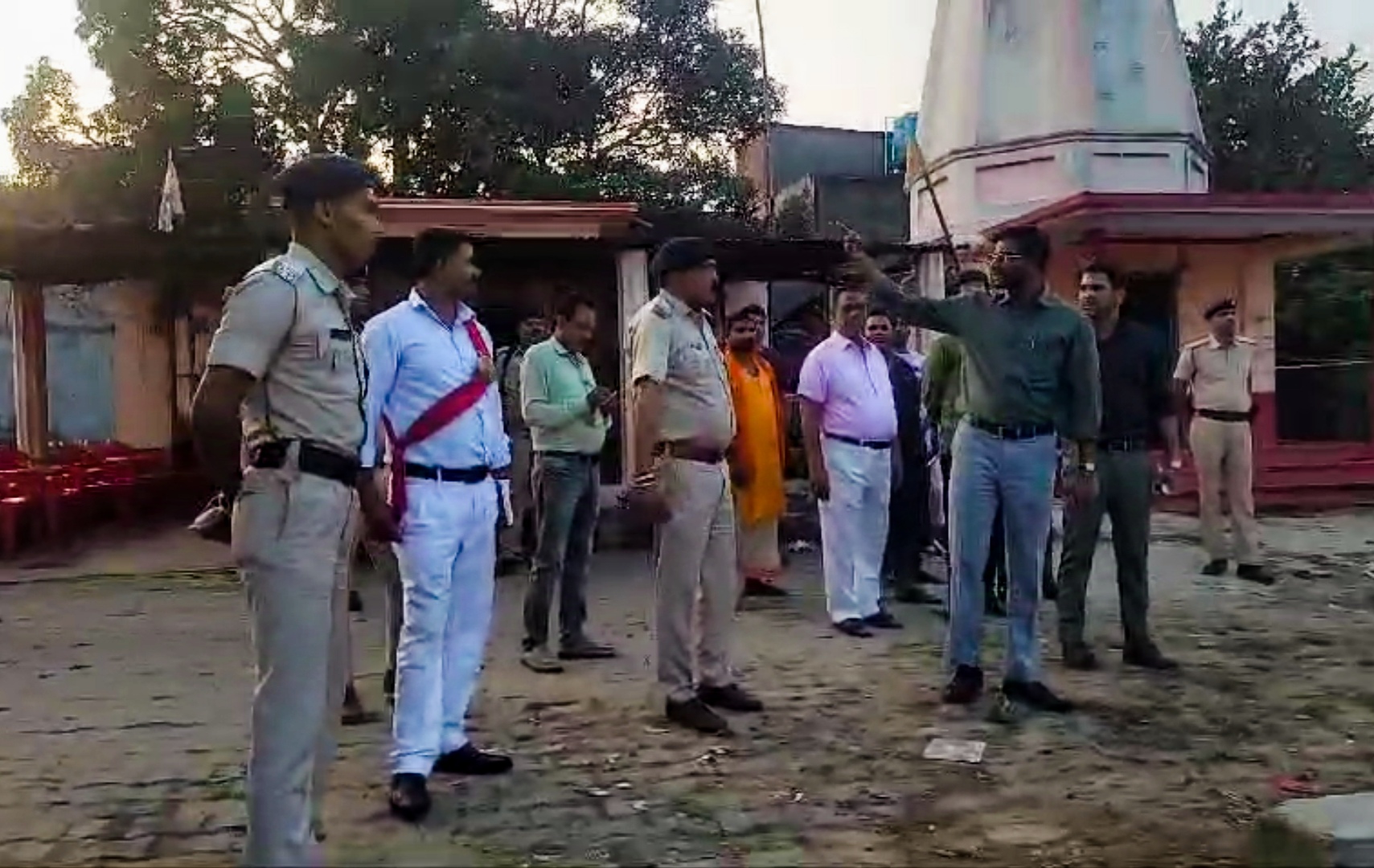 अररिया फोटो:डीएम अधिकारियों के साथ जायजा लेते अररिया फोटो:डीएम अधिकारियों के साथ जायजा लेते