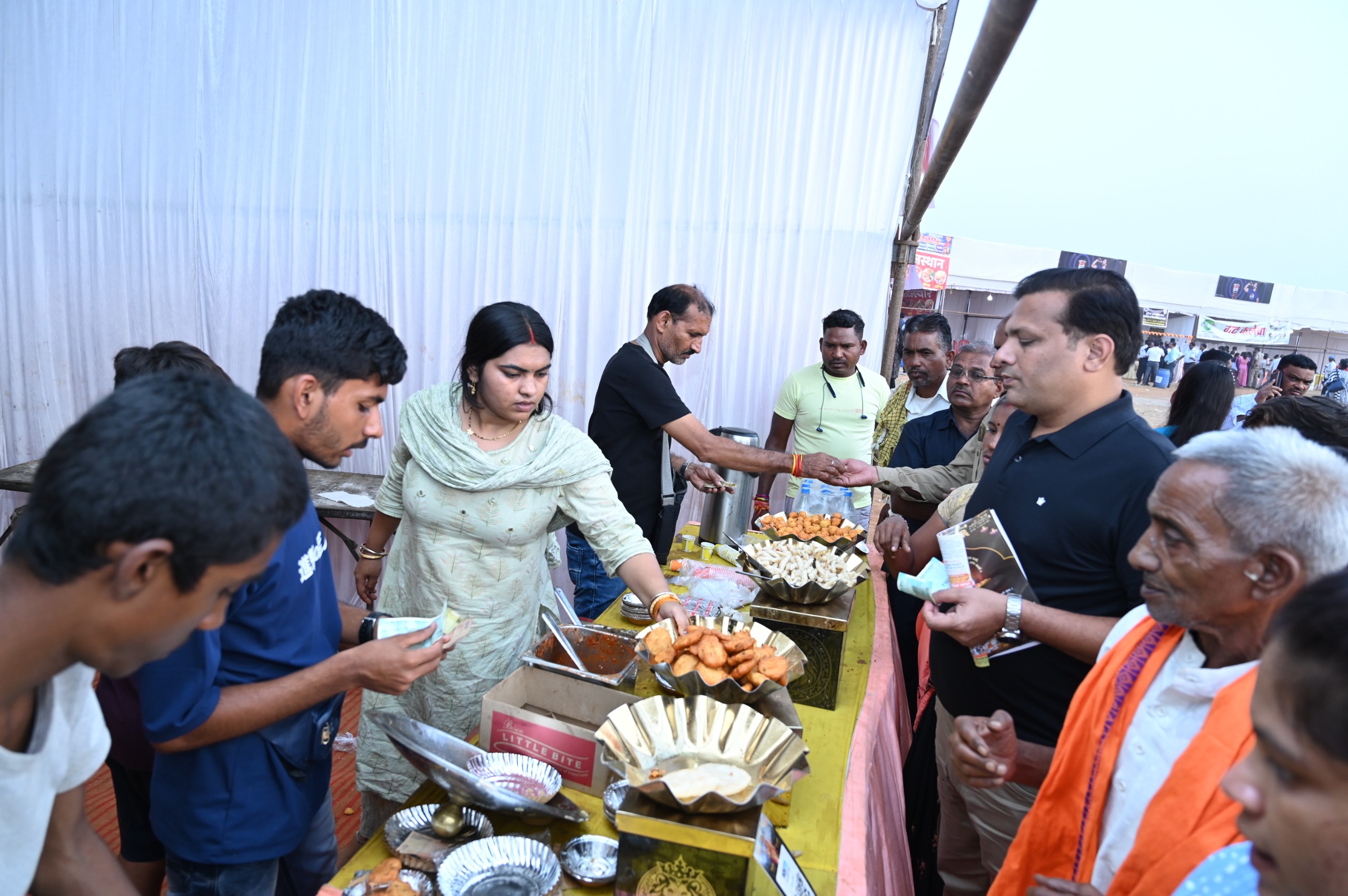 राज्योत्सव स्थल नवा रायपुर में पारंपरिक छत्तीसगढ़ी व्यंजनों के स्वाद के लिए गढ़ कलेवा में लोगों की भीड़