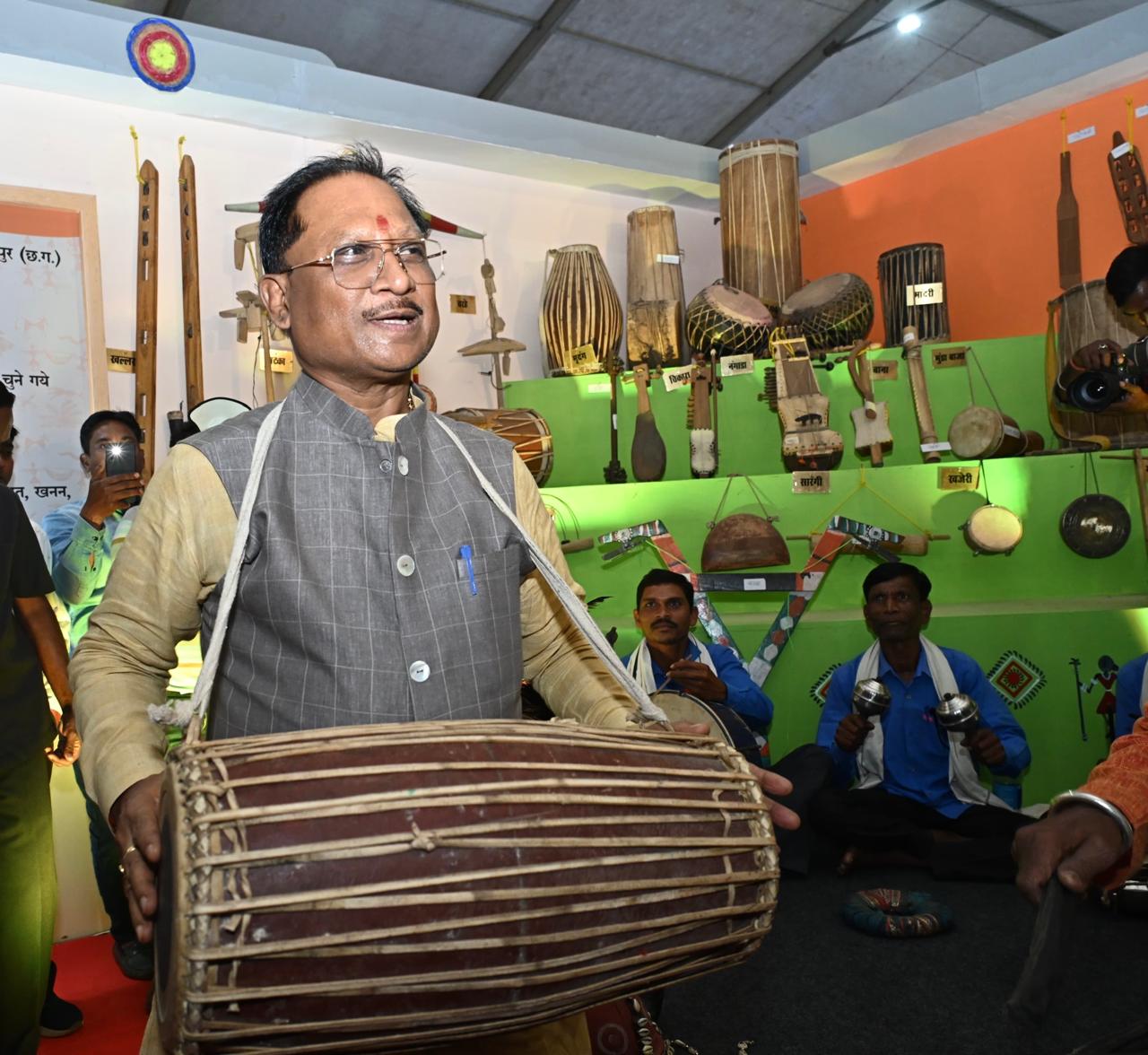 मुख्यमंत्री साय कलाकारों के साथ मांदर की थाप पर थिरकते हुए मुख्यमंत्री साय कलाकारों के साथ मांदर की थाप पर थिरकते हुए