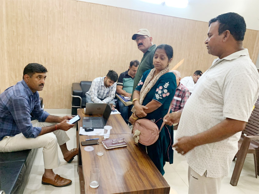 5 Snp- 2 सोनीपत: संयुक्त आयुक्त नरेश कुमार लोगों की समस्याओं को सुनते हुए। 5 Snp- 2 सोनीपत: संयुक्त आयुक्त नरेश कुमार लोगों की समस्याओं को सुनते हुए।