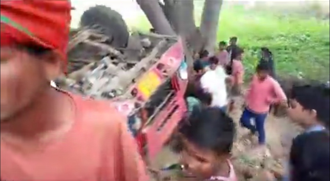 अनियंत्रित बस पलटी अनियंत्रित बस पलटी