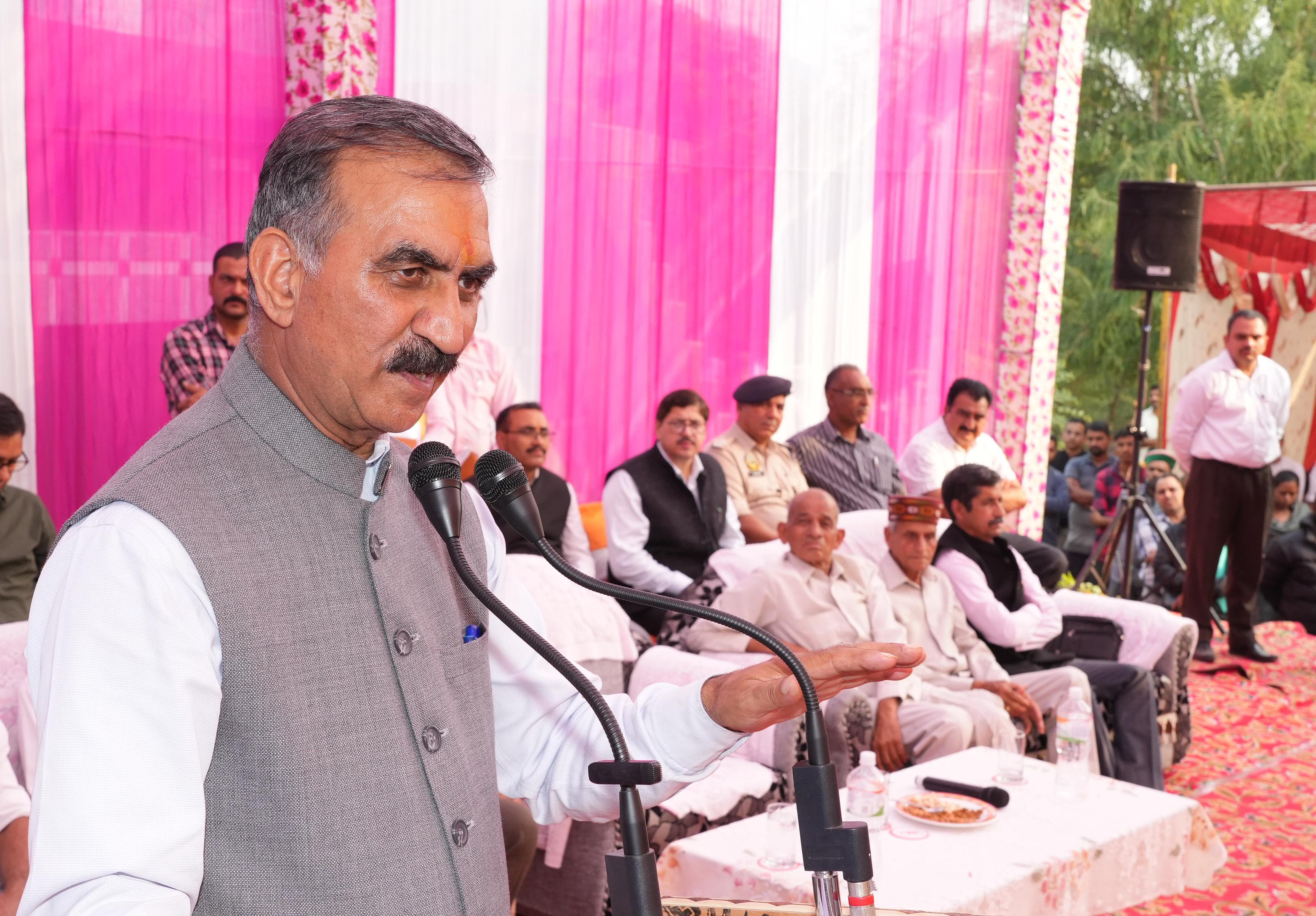 मुख्यमंत्री पुतड़ियाल में सरकार गांव के द्वार कार्यक्रम के दाैरान मुख्यमंत्री पुतड़ियाल में सरकार गांव के द्वार कार्यक्रम के दाैरान