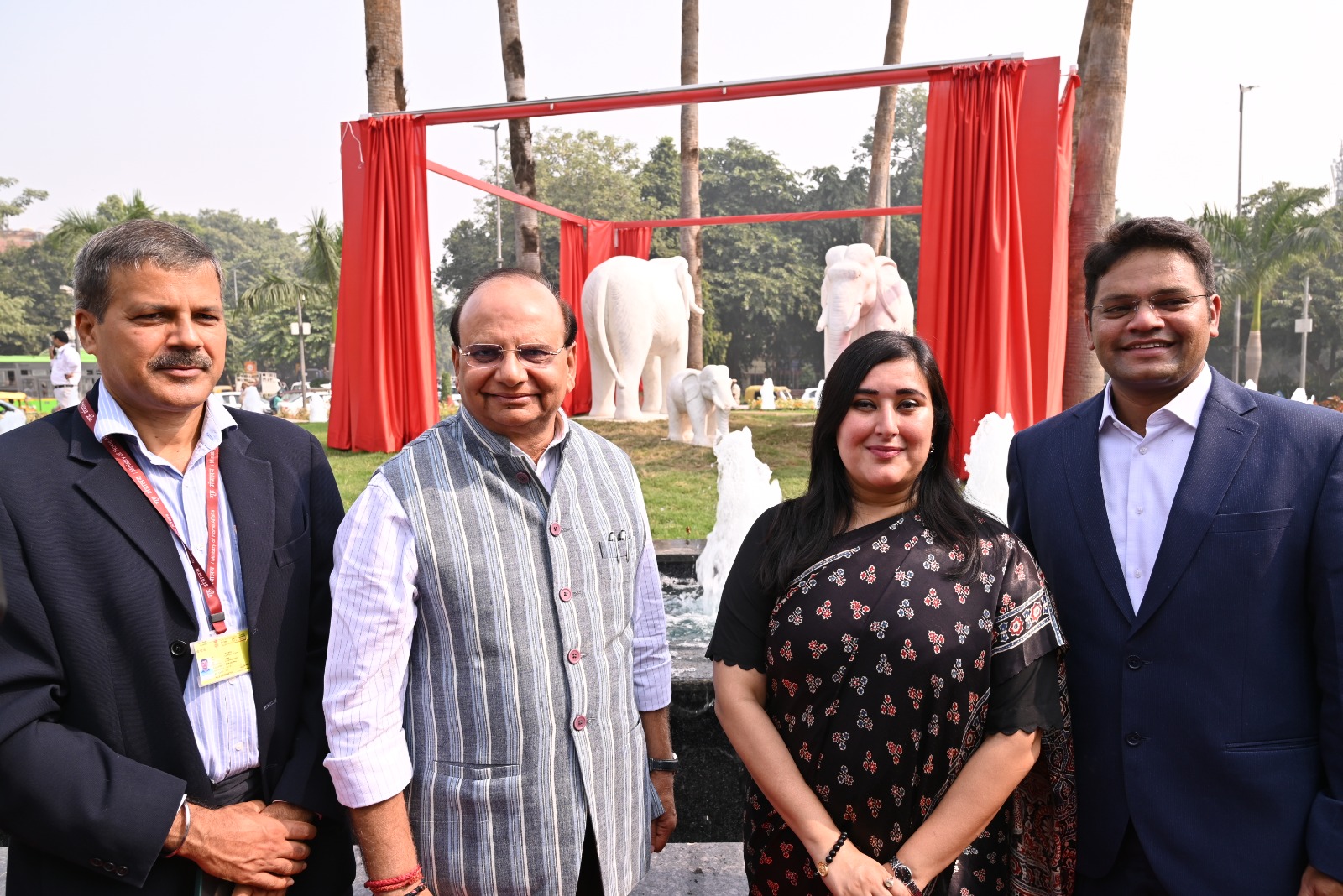 उपराज्यपाल ने दिल्ली के आरएमएल अस्पताल गोल चक्कर पर पांच हाथी मूर्तियों का अनावरण किए