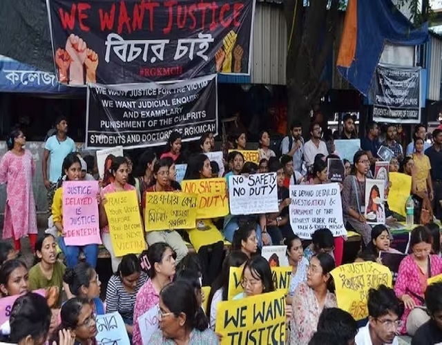 आरजी कर के खिलाफ प्रदर्शन कर रहे लोगों पर हमला आरजी कर के खिलाफ प्रदर्शन कर रहे लोगों पर हमला