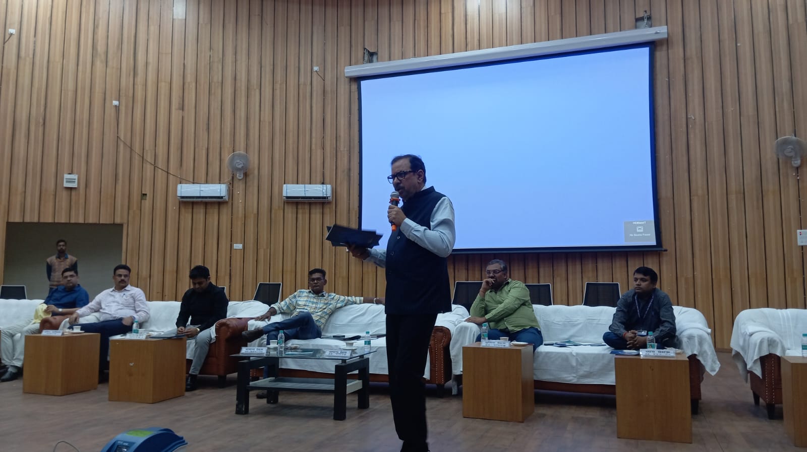 प्राधिकारियों को संबोधित करते हैं प्रेक्षक प्राधिकारियों को संबोधित करते हैं प्रेक्षक