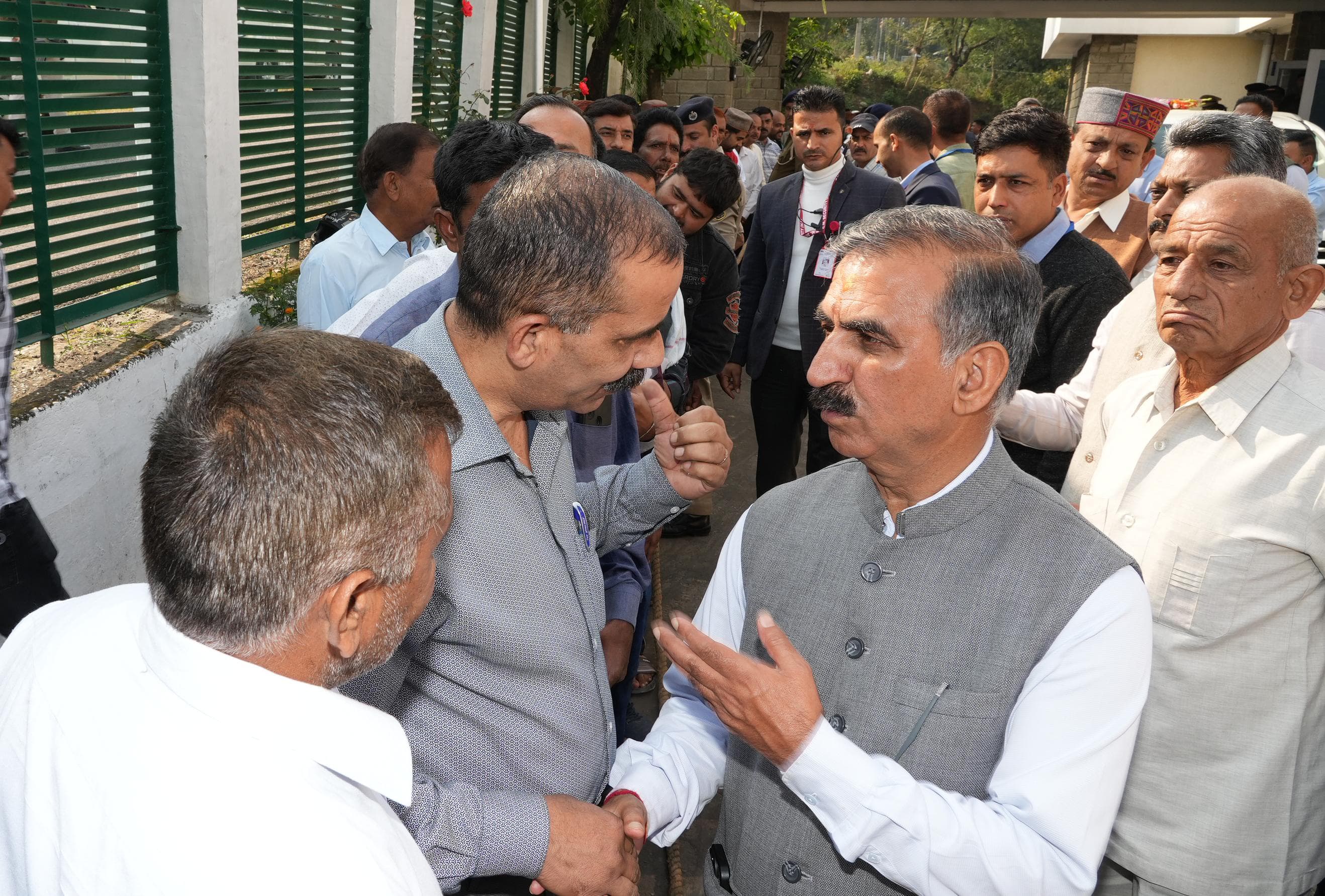 हमीरपुर के सेरा में जनसमसयाएं सुनते मुख्यमंत्री ठाकुर सुखविंद्र सिंह सुक्खू हमीरपुर के सेरा में जनसमसयाएं सुनते मुख्यमंत्री ठाकुर सुखविंद्र सिंह सुक्खू
