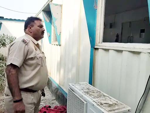 चोरी की वारदात के बाद जांच करती पुलिस।