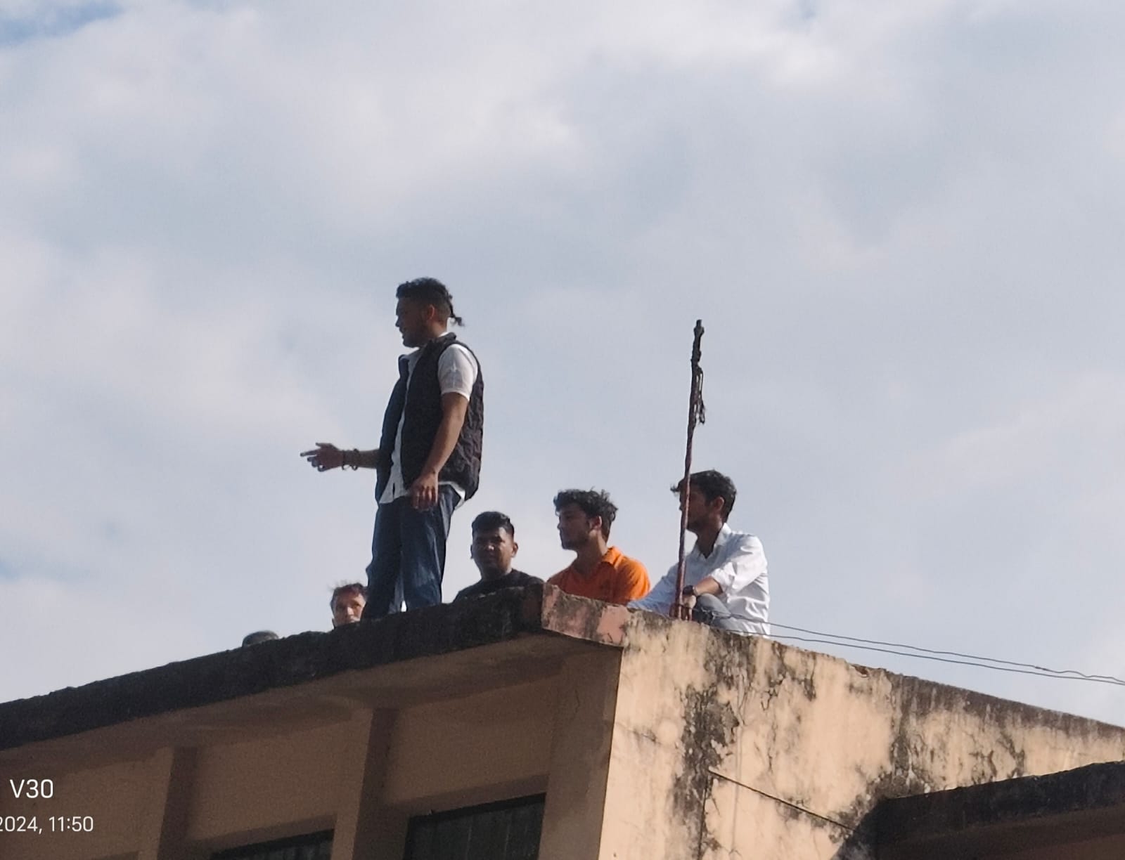 महाविद्यालय अगस्त मुनि के मुख्य परिसर की छत पर चढे छात्र। महाविद्यालय अगस्त मुनि के मुख्य परिसर की छत पर चढे छात्र।