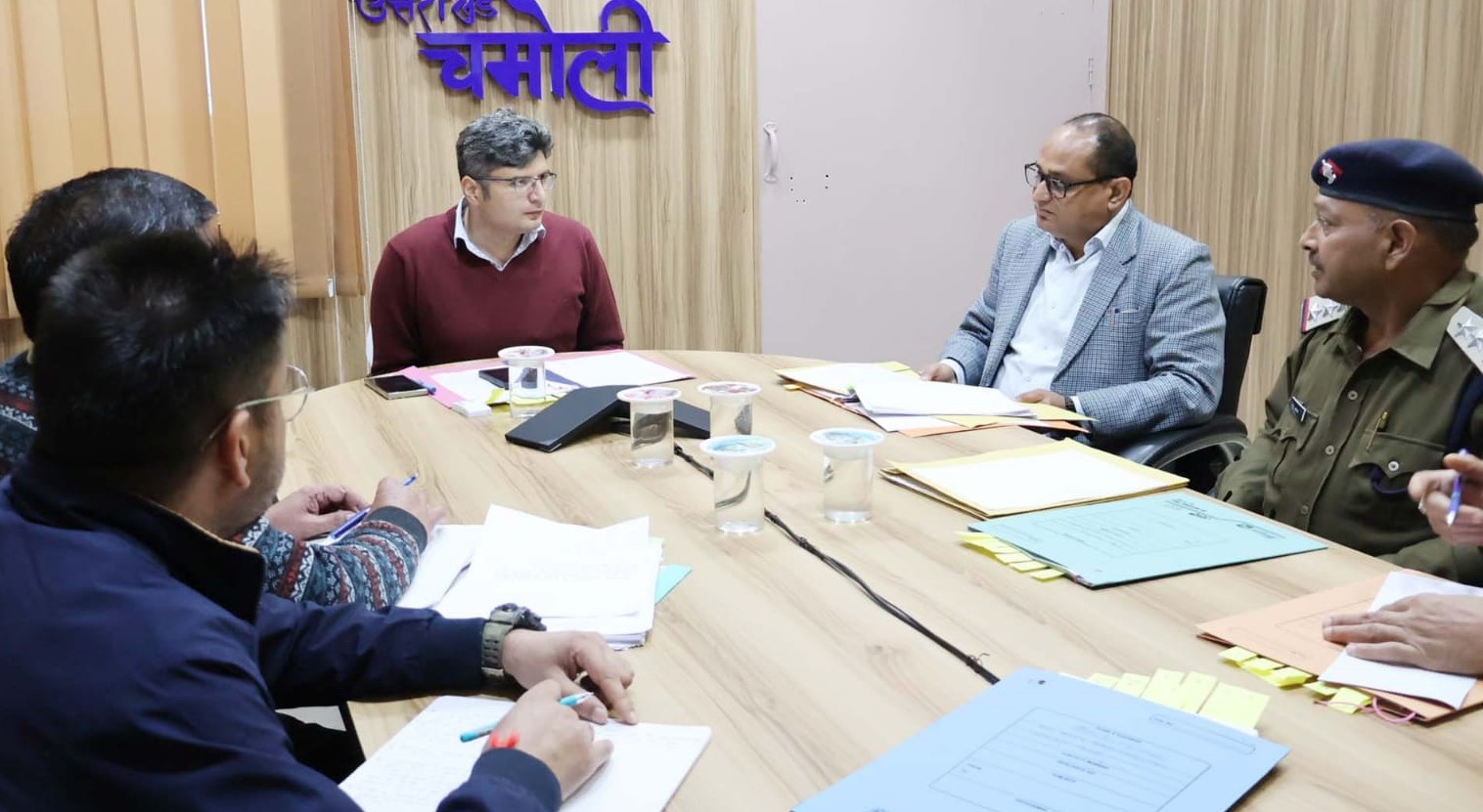 गोपेश्वर में आयोजित बैठक में जेल में बंद गरीब कैदियों की जमानत व जुर्माना को लेकर चर्चा करते हुए। गोपेश्वर में आयोजित बैठक में जेल में बंद गरीब कैदियों की जमानत व जुर्माना को लेकर चर्चा करते हुए।