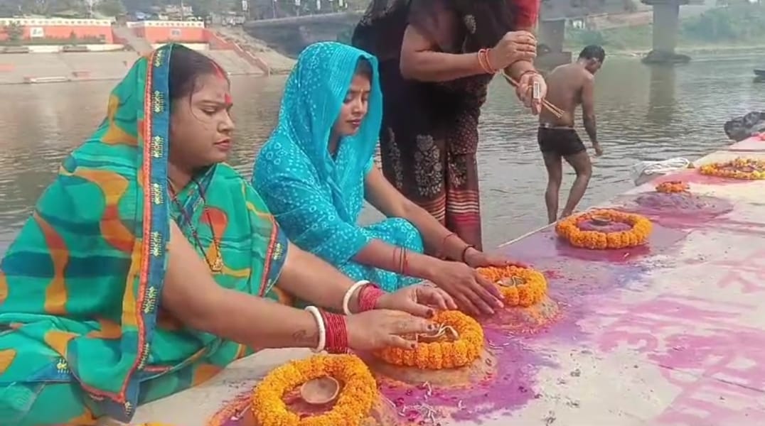 डाला छठ पूजा भारतीय पर्व त्यौहार - वैज्ञानिक, दार्शनिक, सामाजिक, आर्थिक आधार :अखिलेश्वर शुक्ला पूजा करते महिलाएं