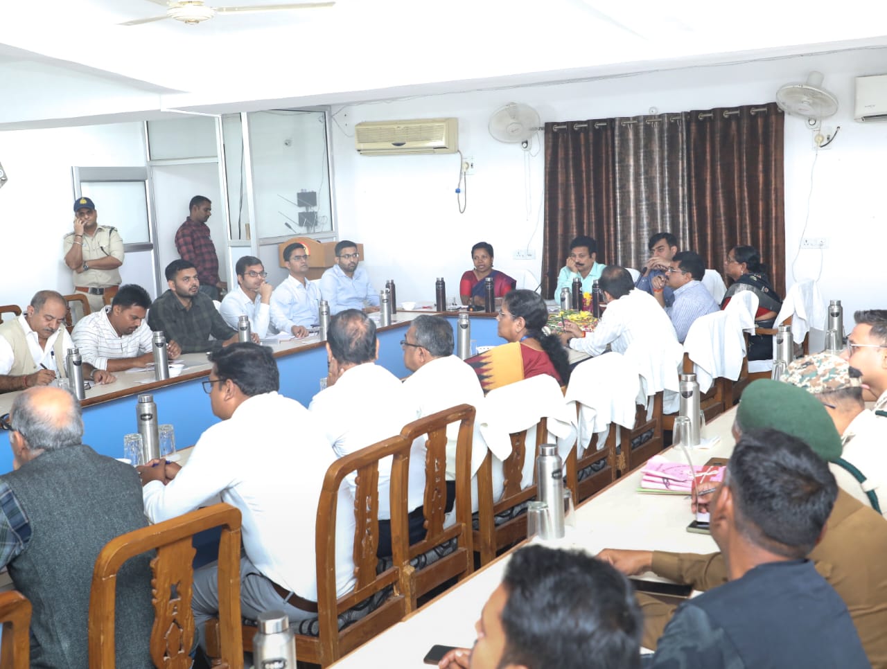 सलाहकार समिति की बैठक का दृश्य सलाहकार समिति की बैठक का दृश्य