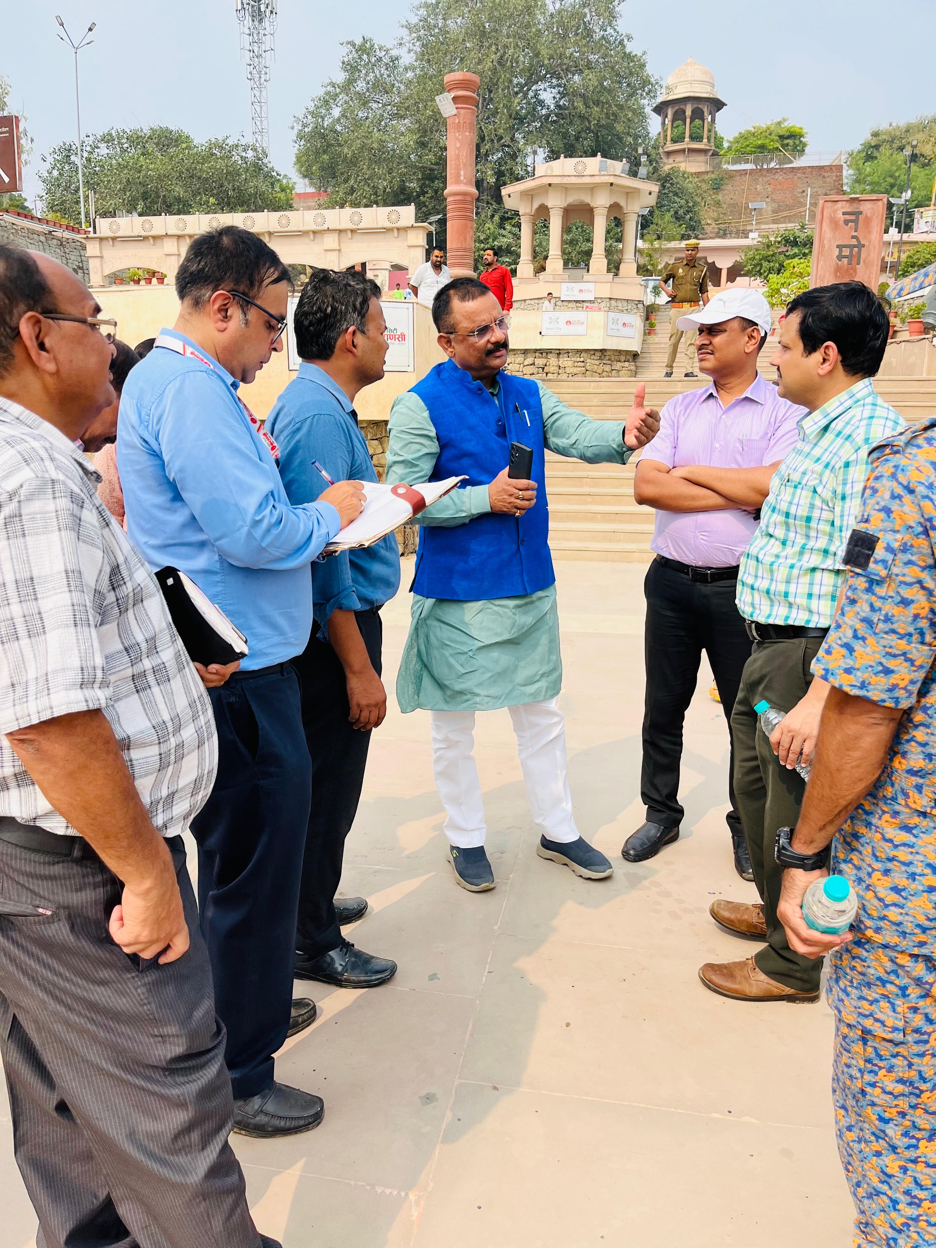 महापौर, मंडलायुक्त तथा जिलाधिकारी गंगा घाट पर: फोटो बच्चा गुप्ता महापौर, मंडलायुक्त तथा जिलाधिकारी गंगा घाट पर: फोटो बच्चा गुप्ता