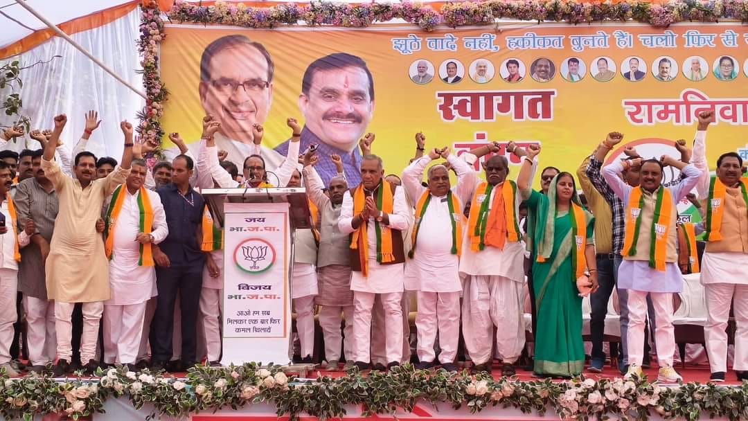 विजयपुर में हुई चुनावी सभा के दौरान पूर्व मुख्यमंत्री चौहान और अन्य। विजयपुर में हुई चुनावी सभा के दौरान पूर्व मुख्यमंत्री चौहान और अन्य।