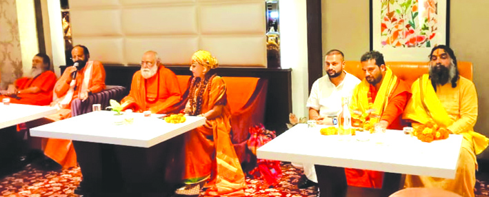 पत्रकारों से वार्ता करते हुए पत्रकारों से वार्ता करते हुए
