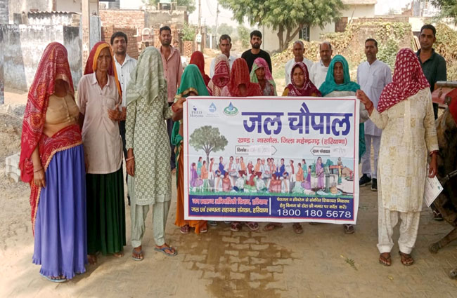 गांव कारोता में जल चौपाल के दौरान उपस्थित ग्रामीण।