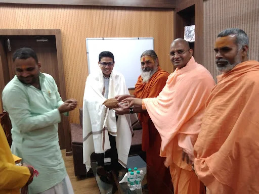 कलेक्टर को शाल श्रीफल देकर आमंत्रित करते अमरकंटक संत मंडल कलेक्टर को शाल श्रीफल देकर आमंत्रित करते अमरकंटक संत मंडल
