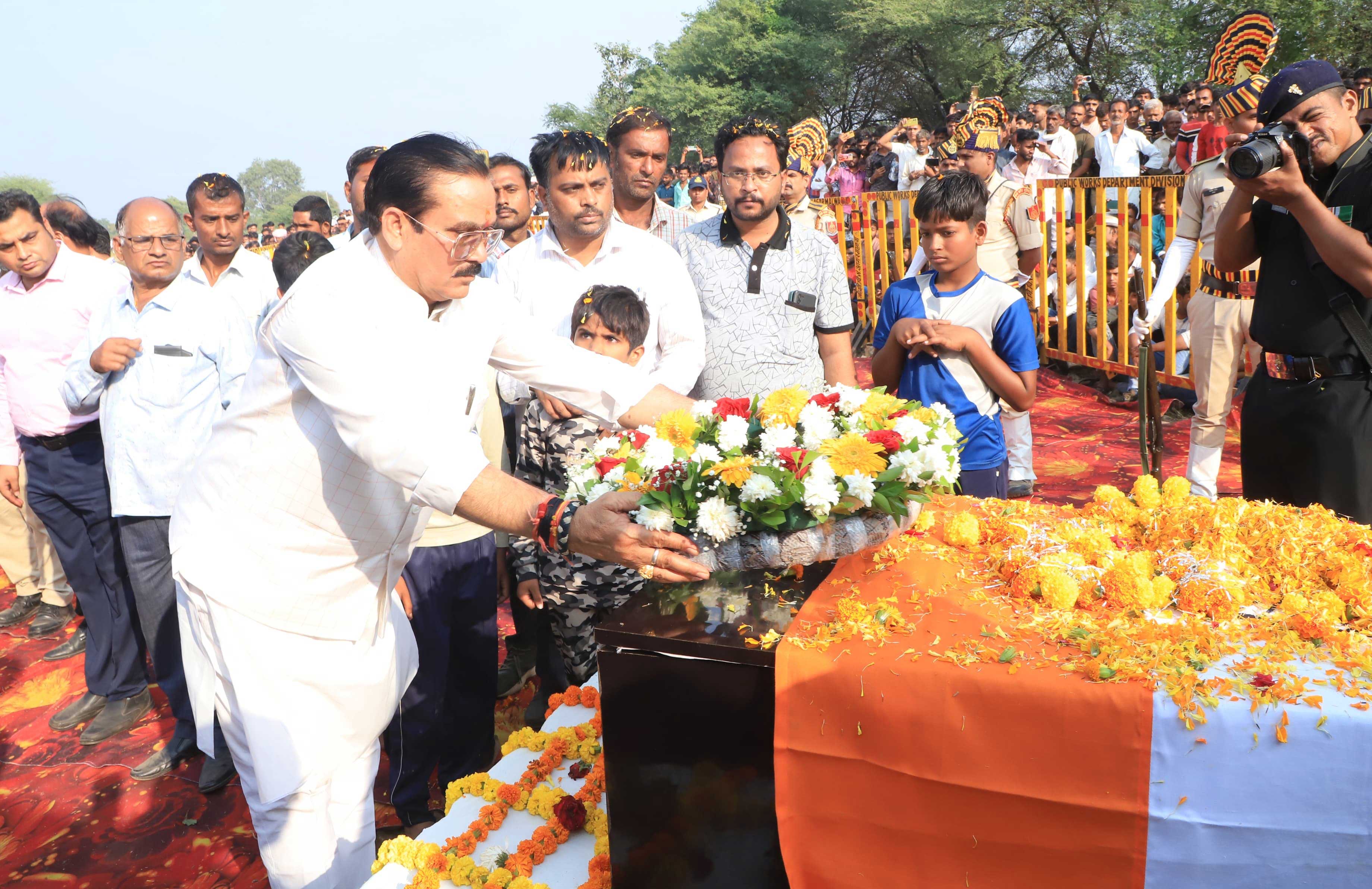मंत्री गौतम टेटवाल ने नरवल पहुंचकर बलिदानी की पार्थिव देह पर पुष्प चक्र अर्पित मंत्री गौतम टेटवाल ने नरवल पहुंचकर बलिदानी की पार्थिव देह पर पुष्प चक्र अर्पित