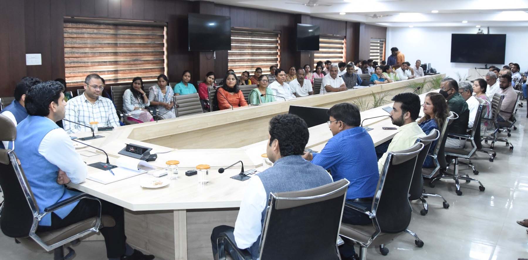 फोटो नंबर-02: गुरुग्राम के लघु सचिवालय स्थित कांफ्रेंस हाल में डीसी कार्यालय के कर्मचारियों द्वारा सम्मान कार्यक्रम में बोलते डीसी निशांत कुमार यादव। फोटो नंबर-02: गुरुग्राम के लघु सचिवालय स्थित कांफ्रेंस हाल में डीसी कार्यालय के कर्मचारियों द्वारा सम्मान कार्यक्रम में बोलते डीसी निशांत कुमार यादव।