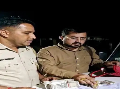 कार से सोना नगदी जब्त कार से सोना नगदी जब्त