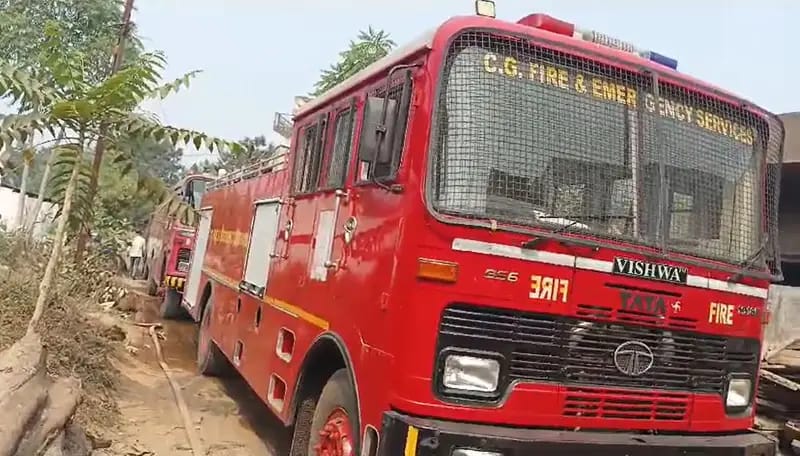 जांजगीर: लकड़ी टाल में लगी भीषण आग, लाखों की लकड़ी जलकर राख जांजगीर: लकड़ी टाल में लगी भीषण आग, लाखों की लकड़ी जलकर राख