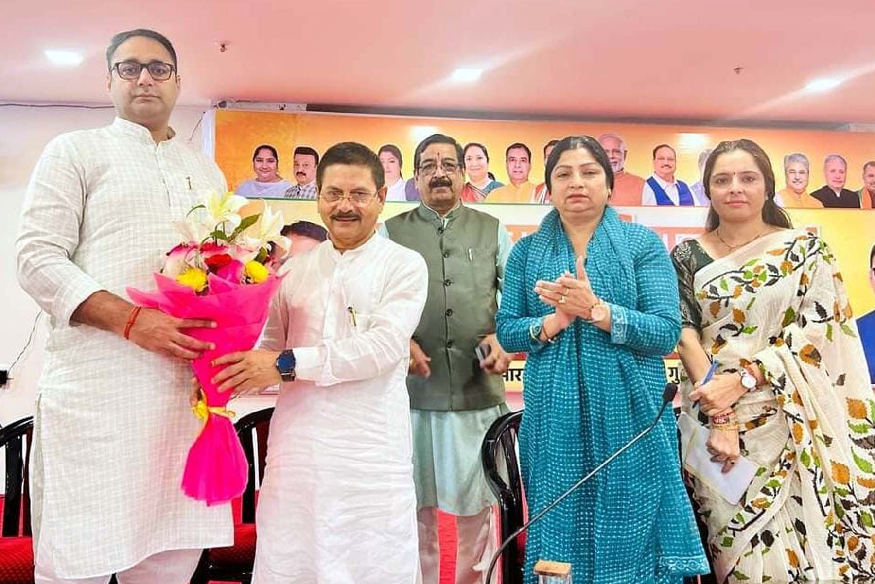 फोटो नंबर-01: गुरुग्राम में भाजपा के सदस्यता अभियान को लेकर कार्यशाला में संगठन मंत्री फणीन्द्रनाथ शर्मा का स्वागत करते जिला अध्यक्ष कमल यादव। फोटो नंबर-01: गुरुग्राम में भाजपा के सदस्यता अभियान को लेकर कार्यशाला में संगठन मंत्री फणीन्द्रनाथ शर्मा का स्वागत करते जिला अध्यक्ष कमल यादव।