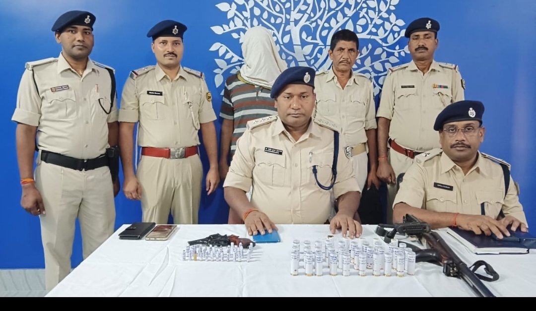 जानकारी देते डीएसपी जानकारी देते डीएसपी