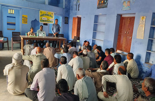 किसानों को बागवानी योजना के बारे में जानकारी देते बागवानी अधिकारी।