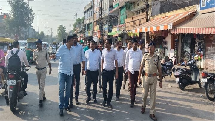 कलेक्टर ने बंगाली चौराहा क्षेत्र का भ्रमण कलेक्टर ने बंगाली चौराहा क्षेत्र का भ्रमण